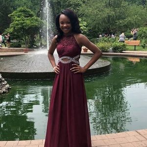 I’m selling my homecoming dress